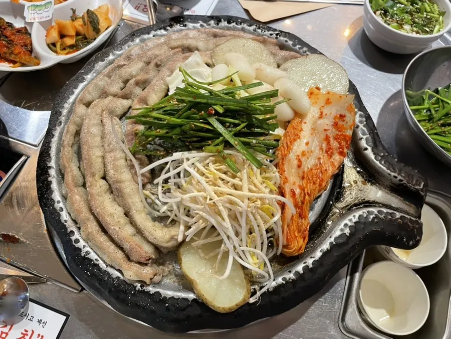 바싹하게 구워진 한우곱창 클로즈업