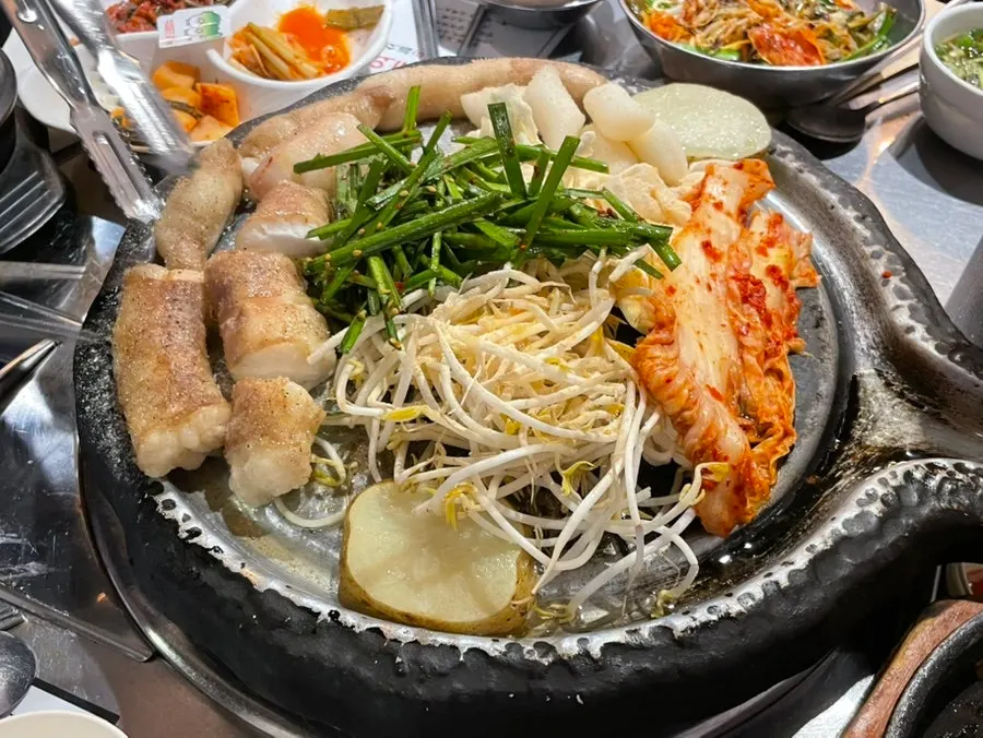 새 판에 올려 구워지는 한우대창