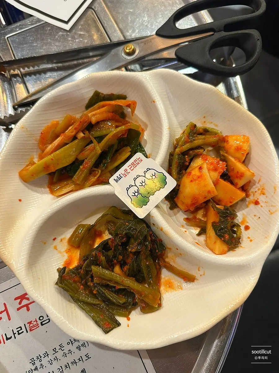 직접 담근 김치 세 가지와 부추무침 기본찬