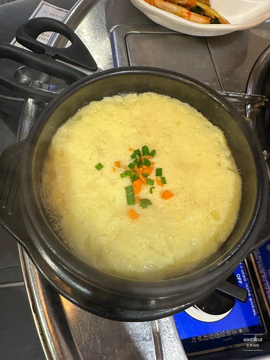 먹기 좋게 잘라 나온 김치와 계란찜