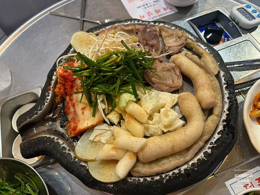 곱창·대창·막창과 떡, 야채가 함께 올라간 철판