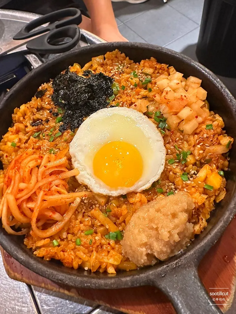 계란프라이와 김가루가 올라간 깍두기볶음밥