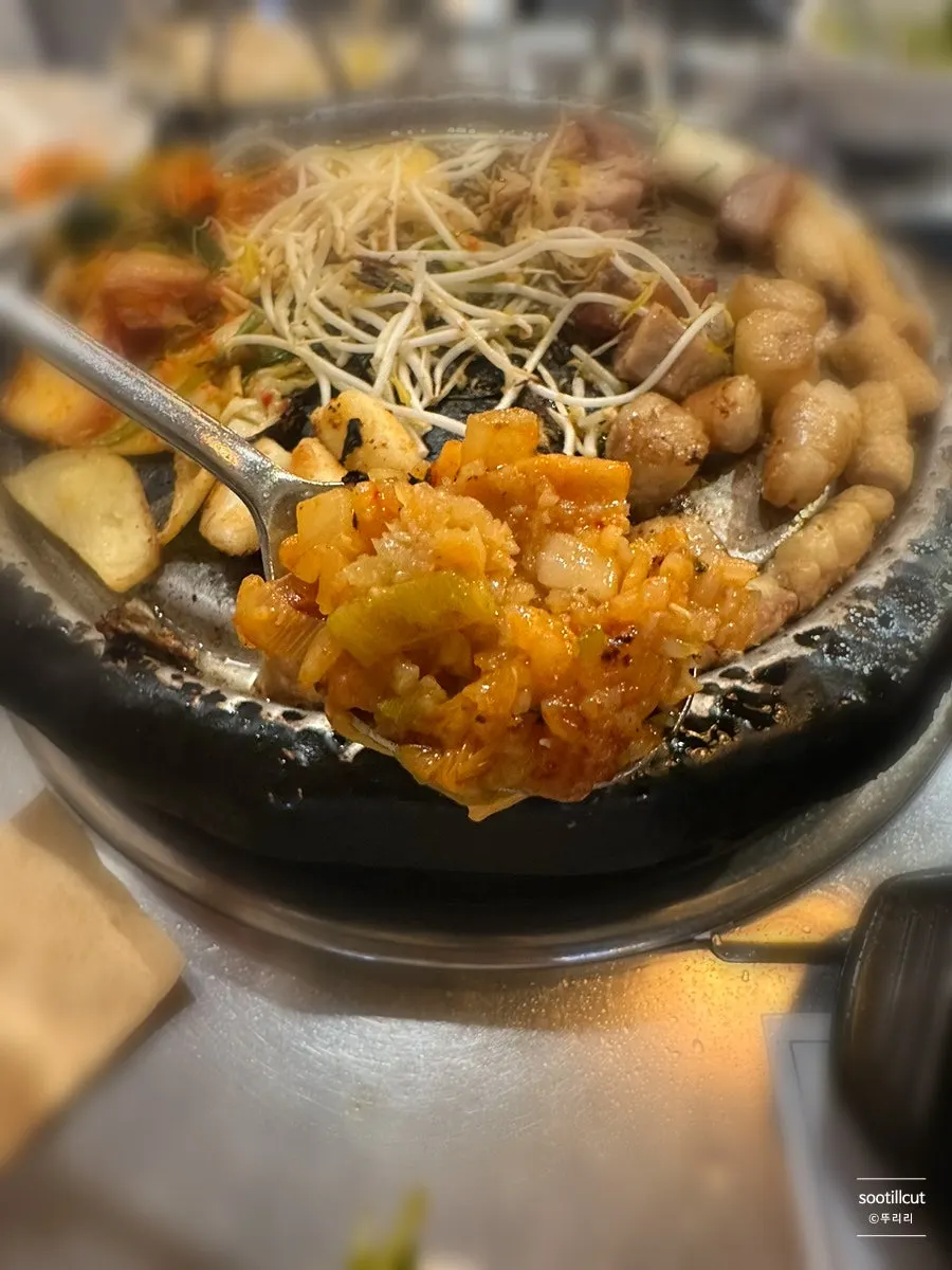 철판에 눌러 먹는 깍두기볶음밥