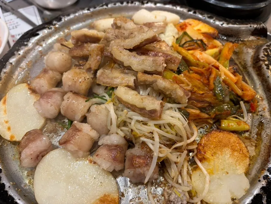 Staff grilling the beef gopchang and daechang