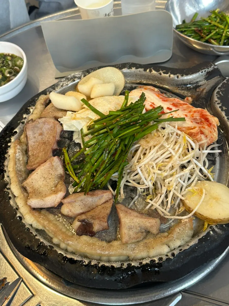 부추무침과 미나리 간장소스