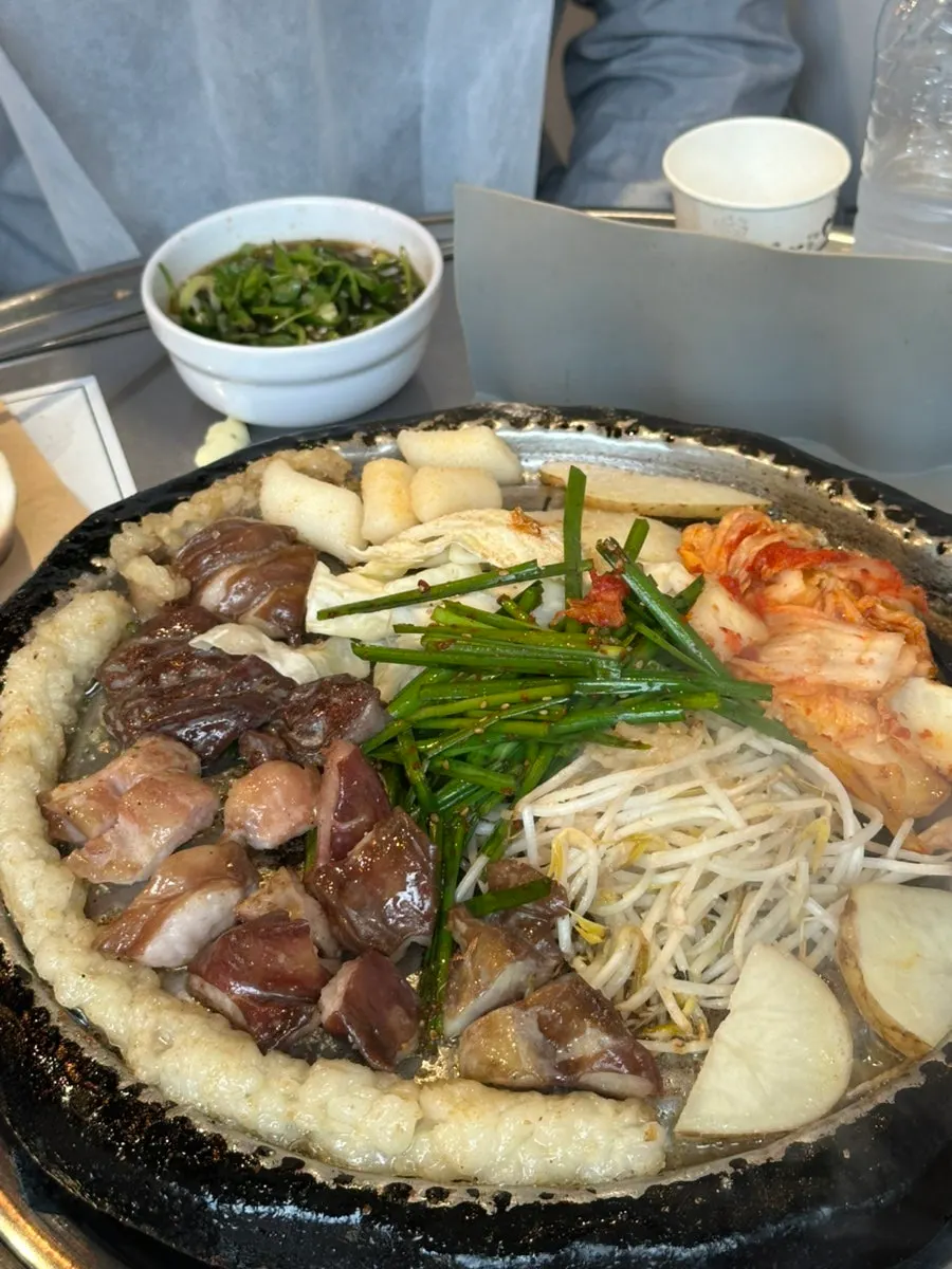 불판에서 익어가는 한우곱창과 막창