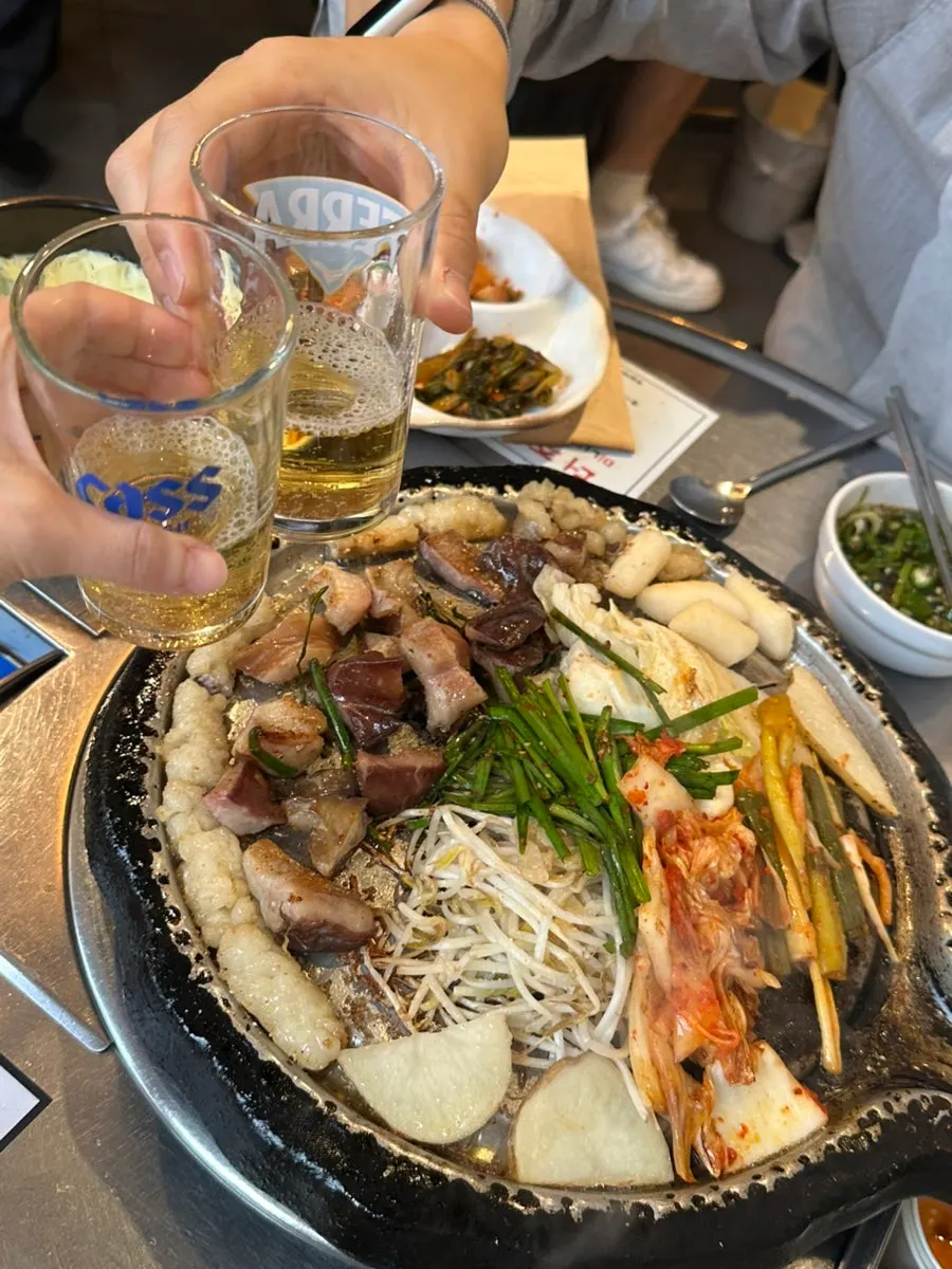 노릇하게 구워진 한우곱창 한 점