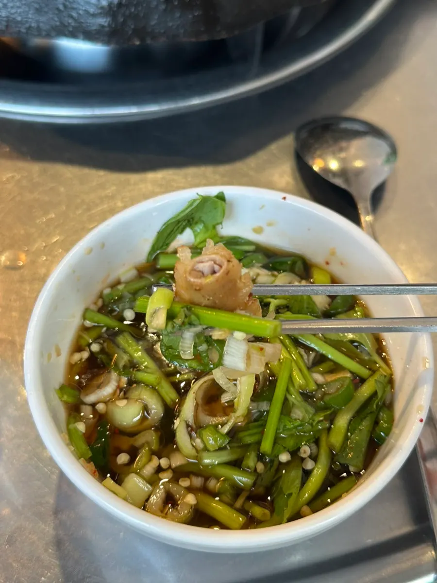 술과 함께 세팅된 곱창 철판