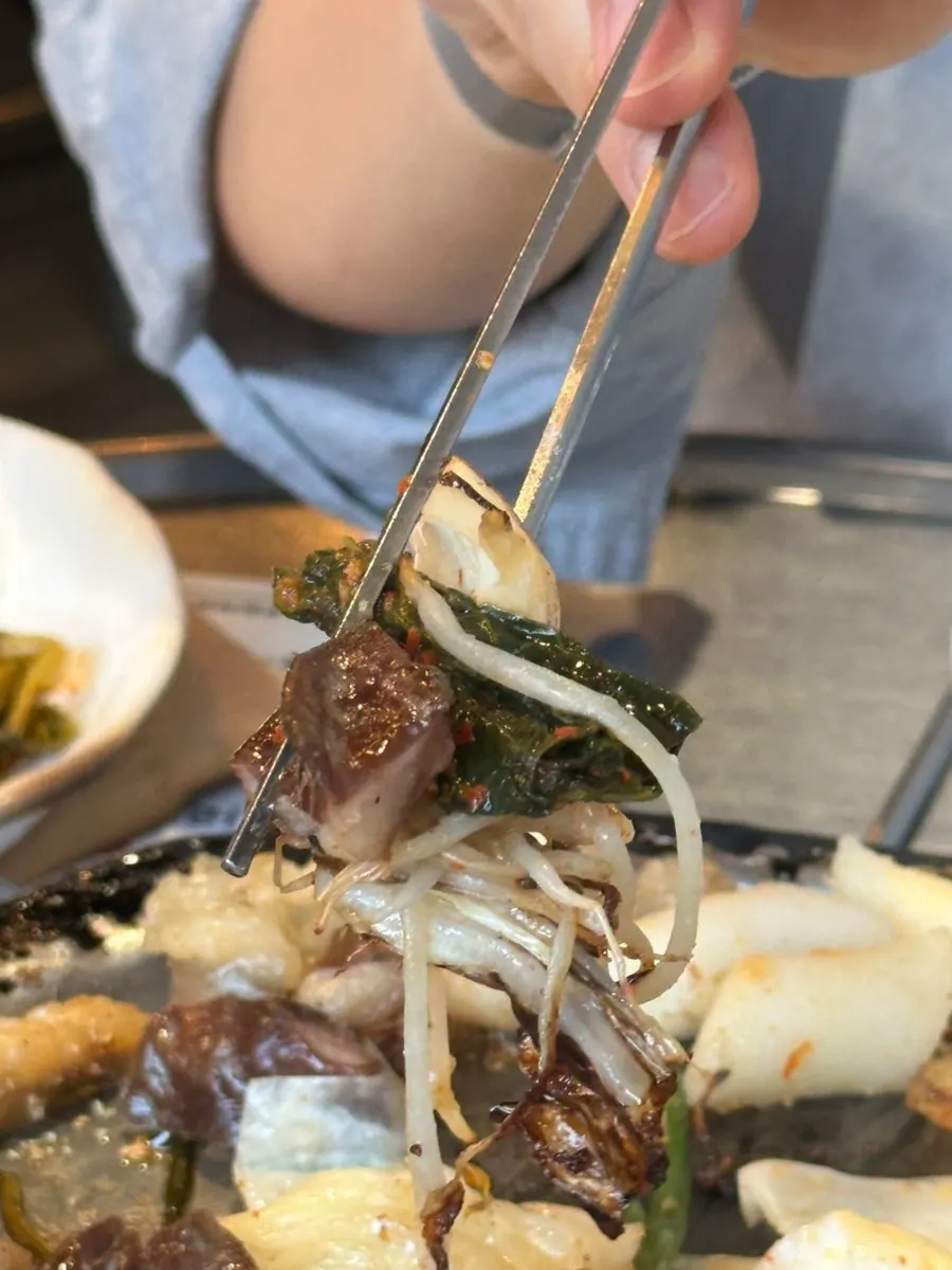 불판에 함께 구워진 감자와 떡