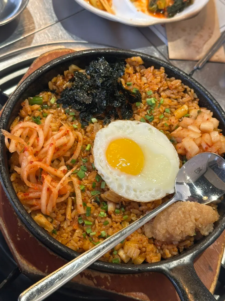 불판 위에서 볶아지는 볶음밥
