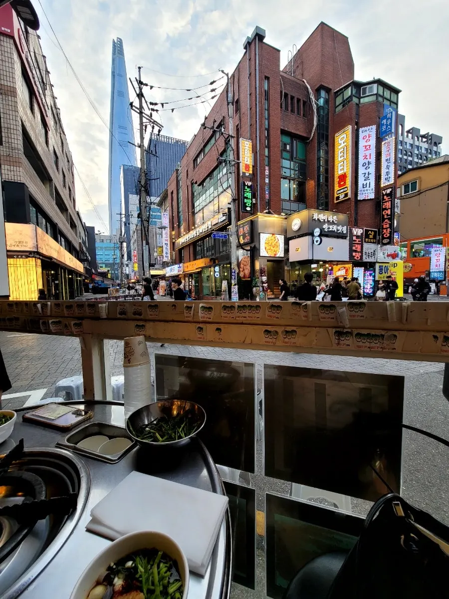 창을 열어 야장 느낌을 낸 진성한우곱창 좌석