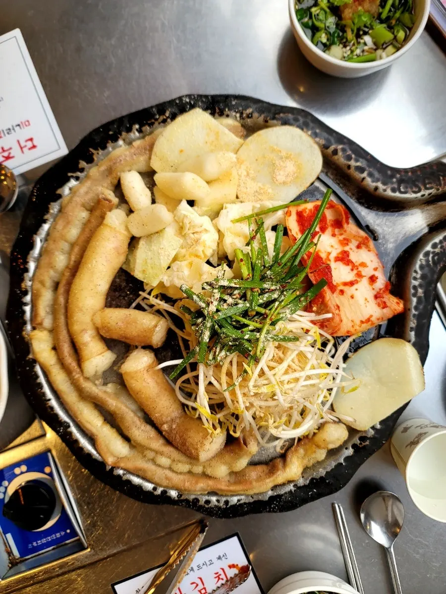 초벌된 한우곱창과 채소가 올라간 철판