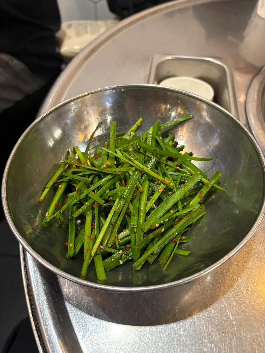 Well-seasoned chive salad