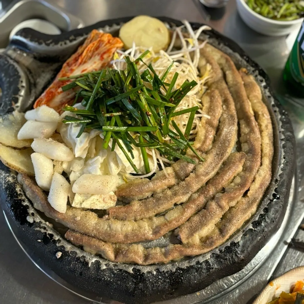 A full plate of beef gopchang at Jinseong Hanwoo Gopchang Bangi branch