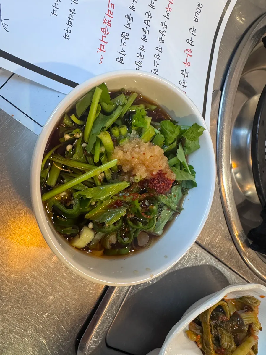 サービスで出てきた卵蒸しとホルモンの食卓