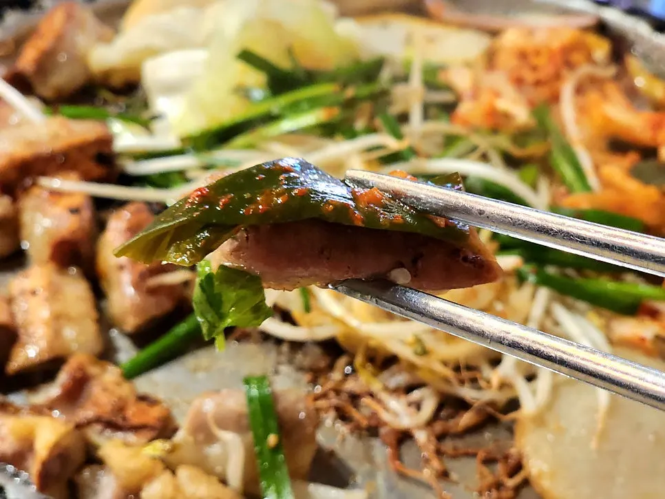 Cross-section of well-cooked beef gopchang packed with fat