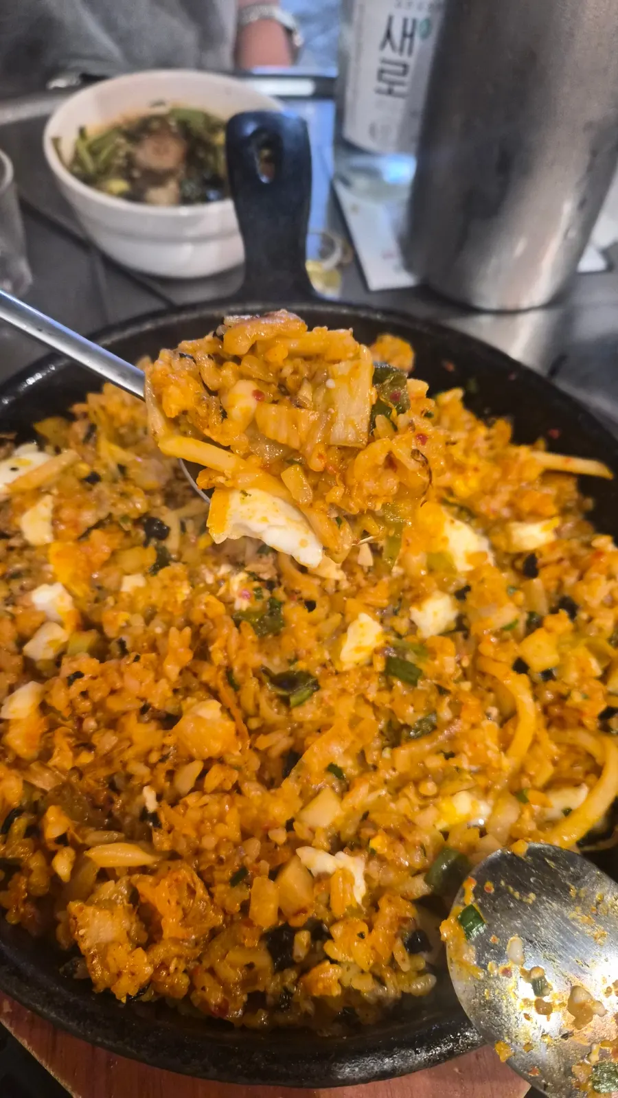 Mixing the fried egg into the kkakdugi yangbap