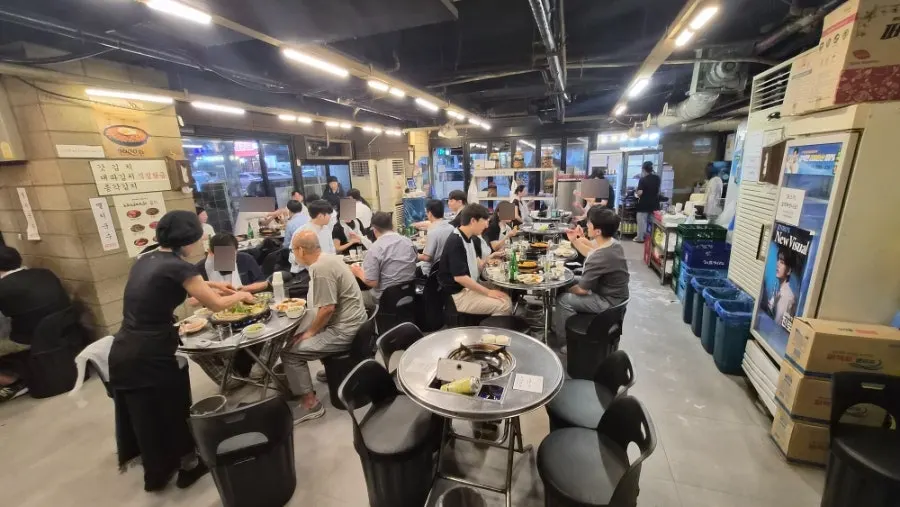 Jinseong Hanwoo Gopchang dining room crowded at 6 PM