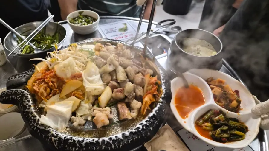 Waiting for the timer while gopchang grills