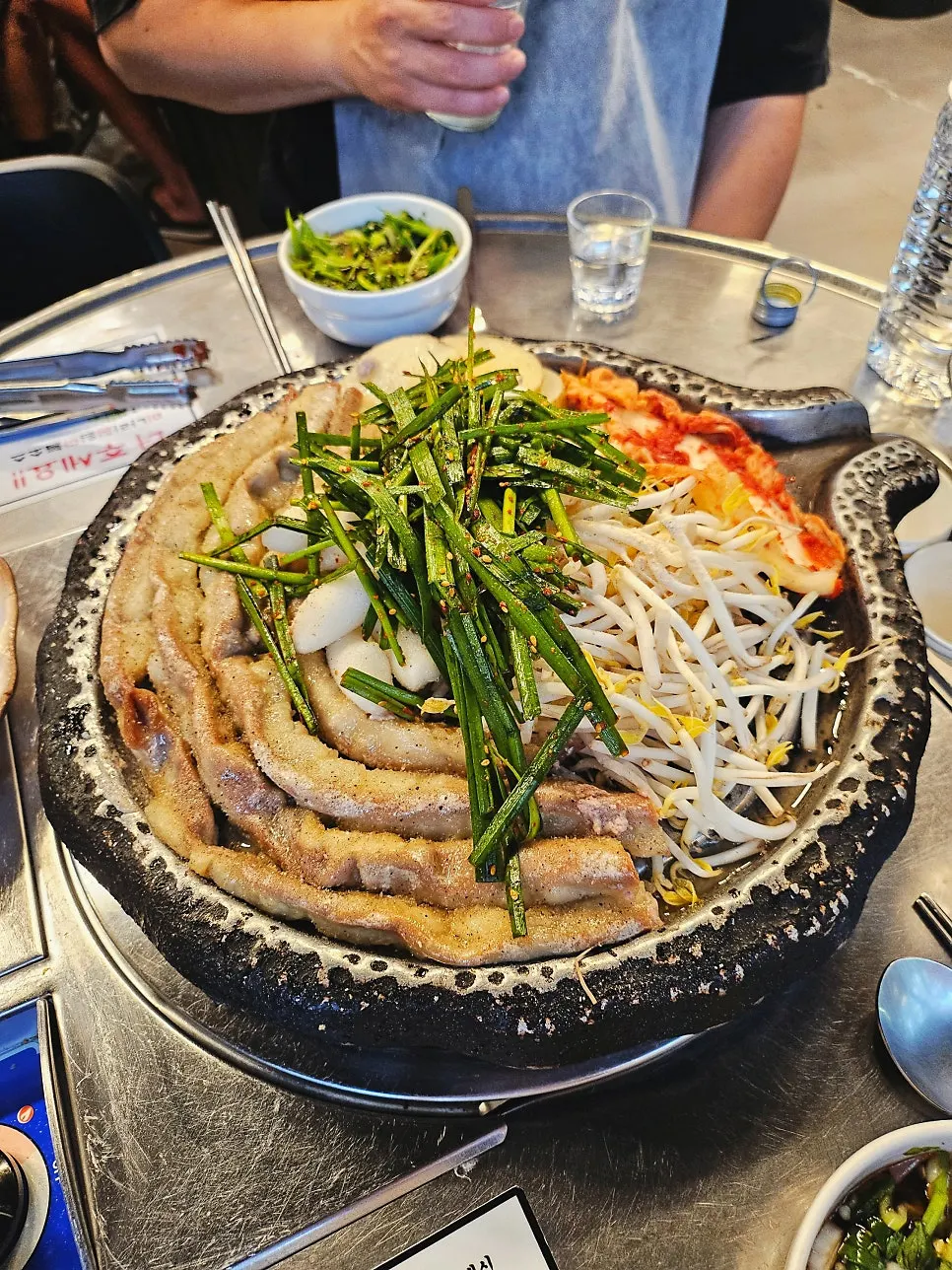 불판에 올라간 한우곱창 한판