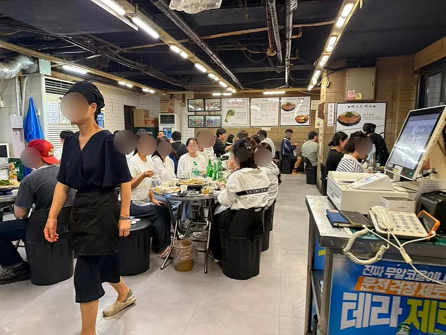 흰색 타일로 꾸며진 진성한우곱창 가락본점 입구