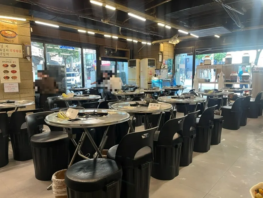 Jinseong Hanwoo Gopchang Garak Flagship interior at a relaxed 5 PM