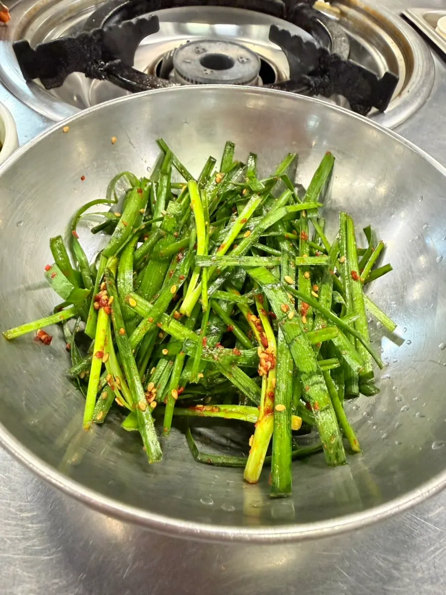 Minari-pickled garlic sauce with minari and garlic
