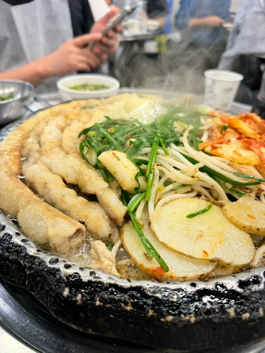 Hanwoo gopchang and vegetables sizzling on the grill