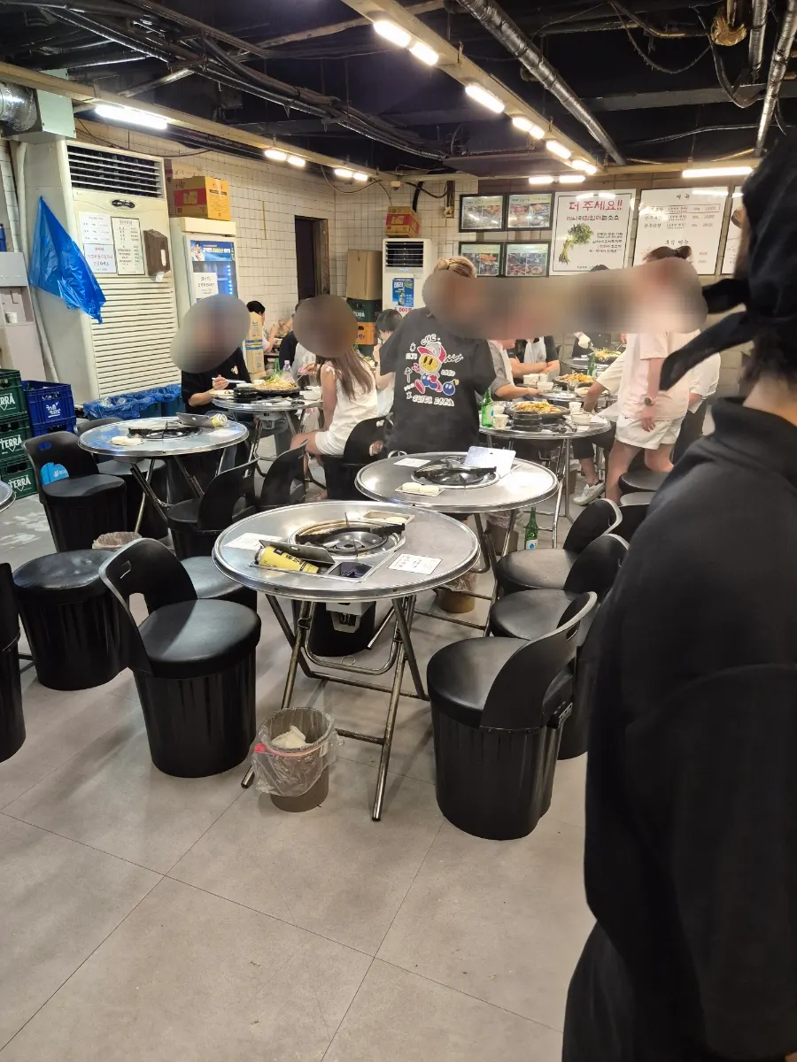 ภายในร้าน Jinseong Hanwoo Gopchang Garak Flagship ที่นั่งเต็มแทบทุกโต๊ะ