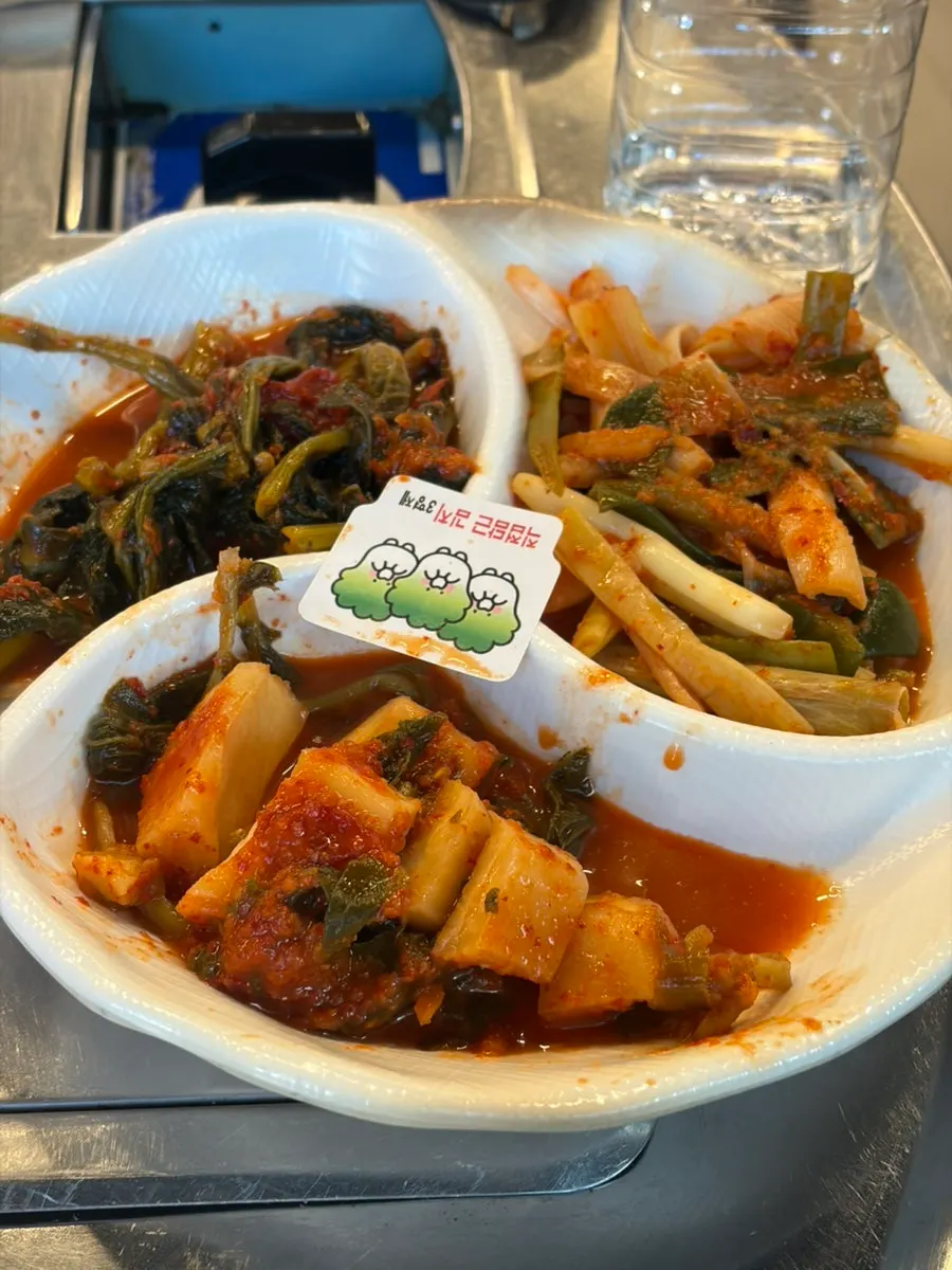 먹기 좋게 잘라 나온 김치 반찬
