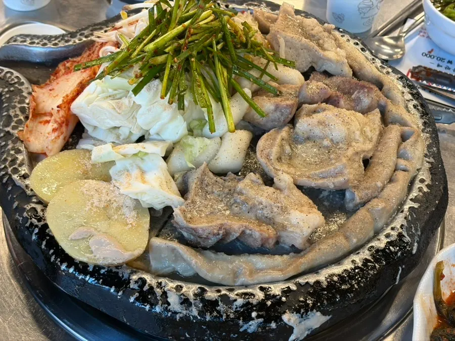 야채와 함께 불판에 올라간 한우곱창