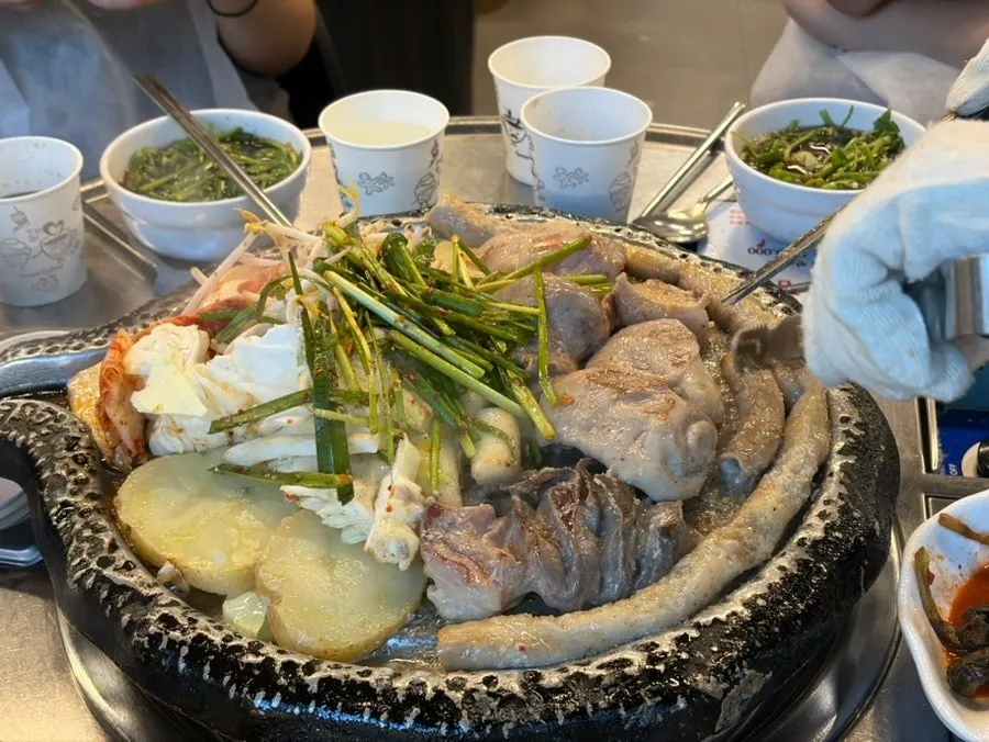 가득 차린 불판 위 곱창과 막창