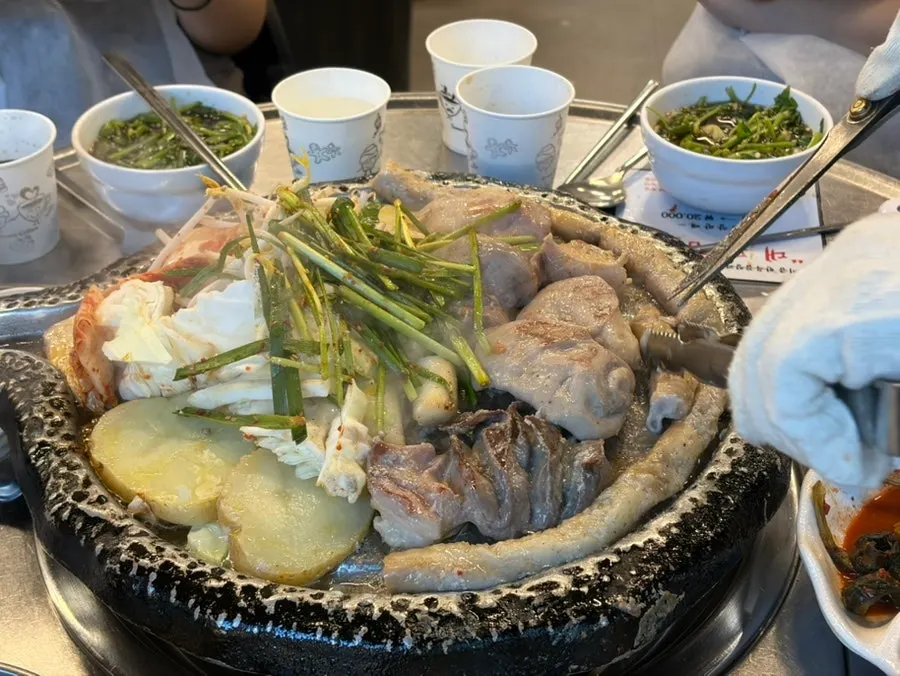 직원이 초벌로 구워주는 곱창 불판