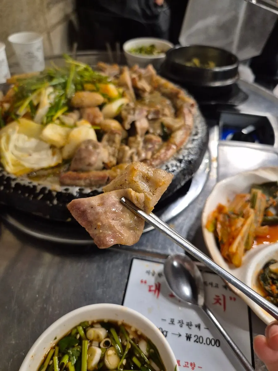 ตะเกียบคีบมักชังย่างชิ้นหนึ่ง