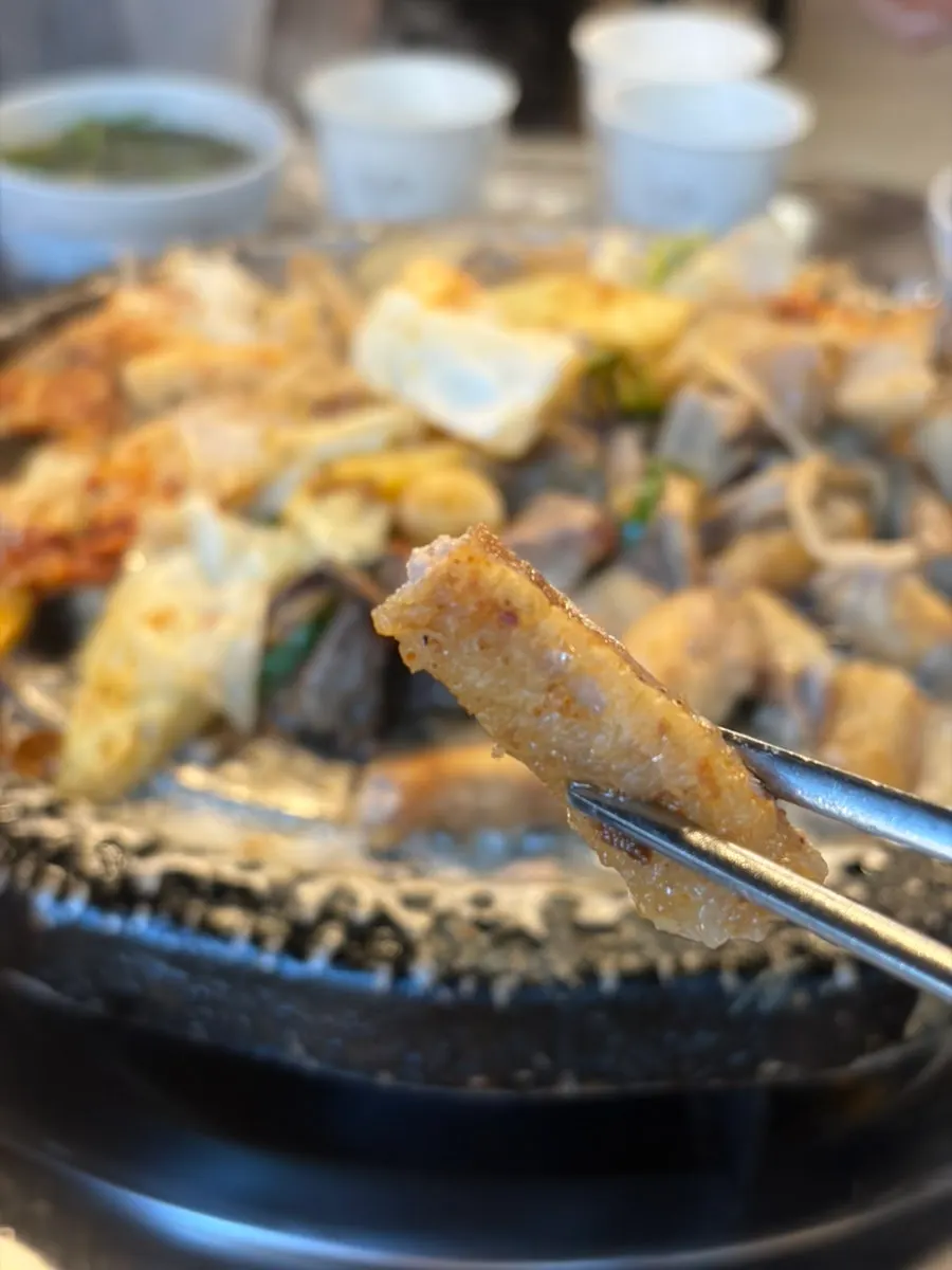 두툼하게 구워진 한우막창 클로즈업