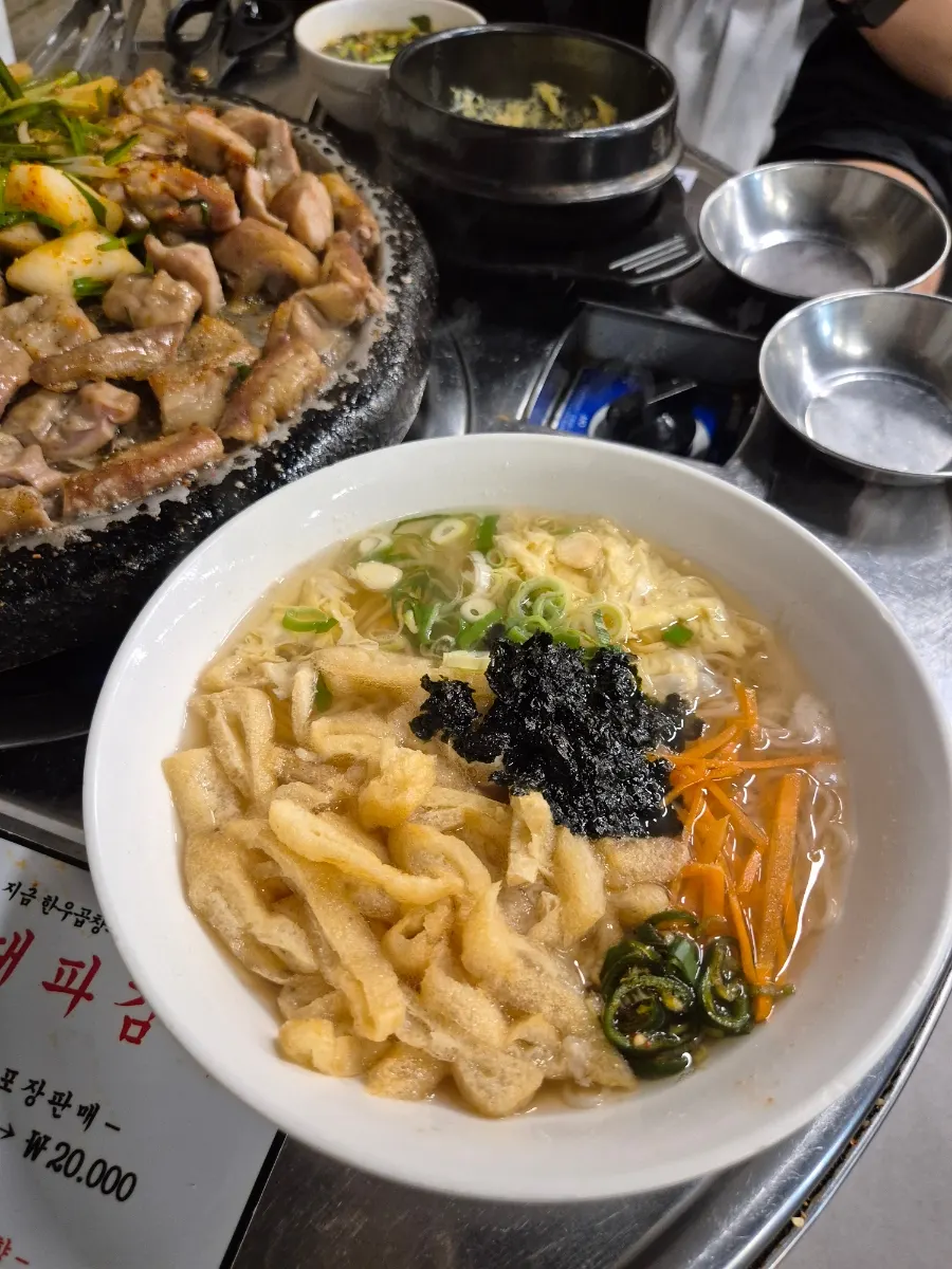 มื้ออาหารที่กินหมดทั้งเครื่องเคียงที่ Jinseong Hanwoo Gopchang Garak Flagship