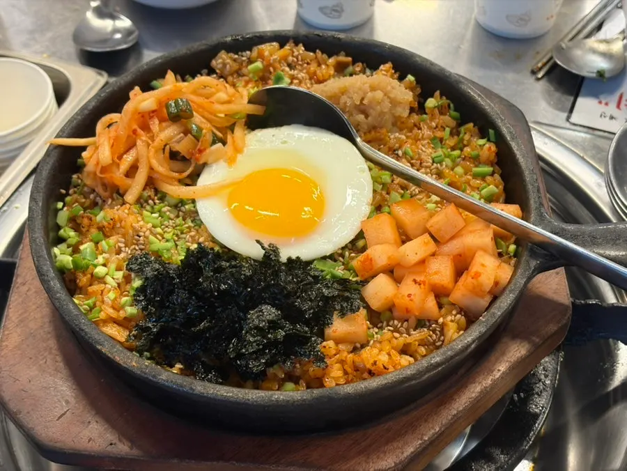 철판에 만들어져 나온 깍두기 양밥