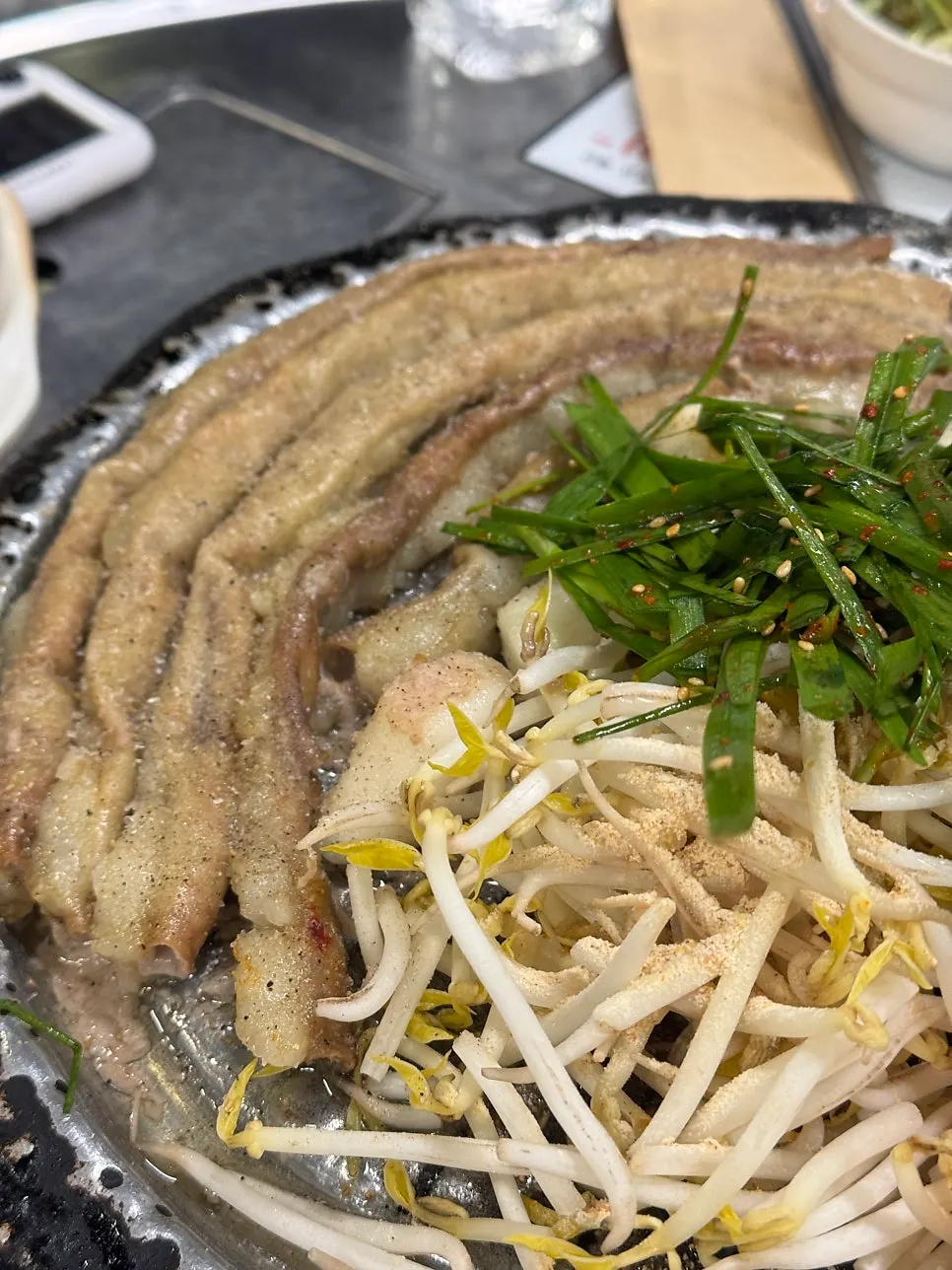 Gopchang and vegetables together on the grill