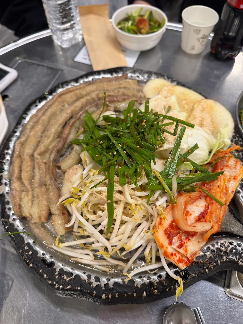 Hanwoo gopchang and rice cakes grilling
