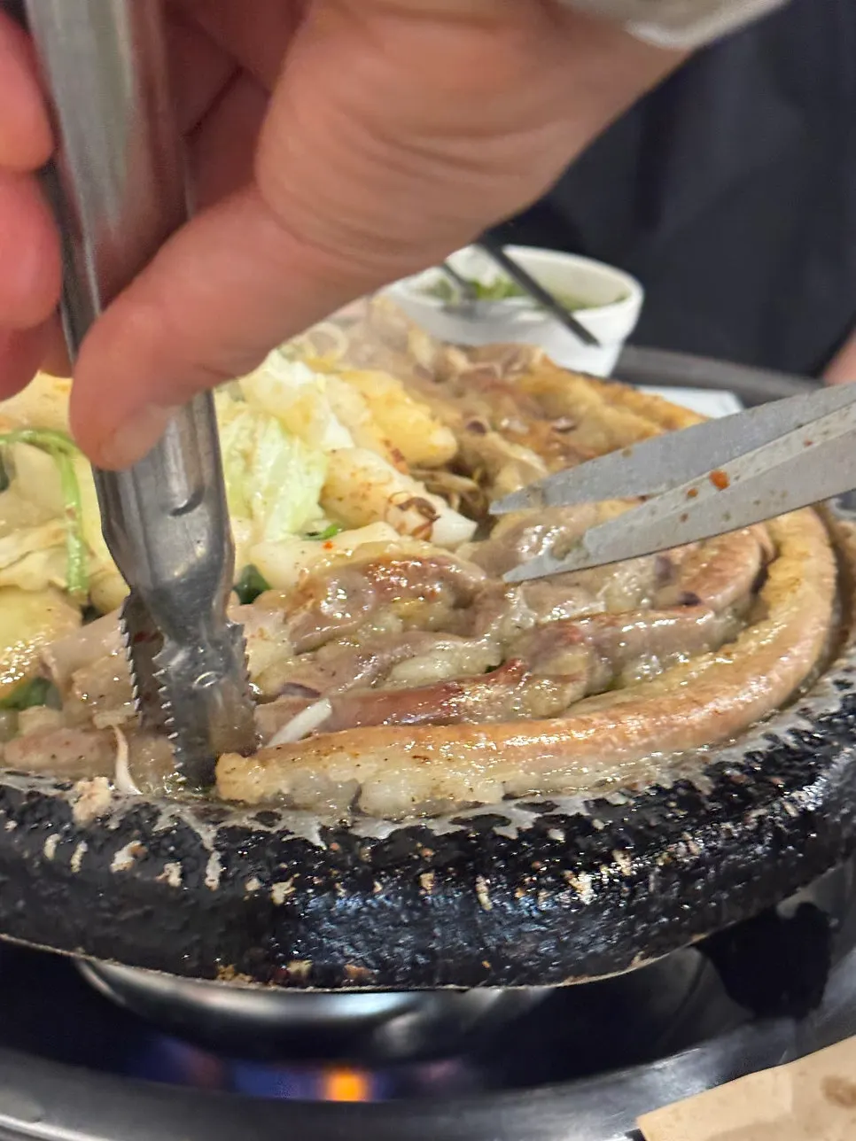 A staff member grilling and cutting the gopchang