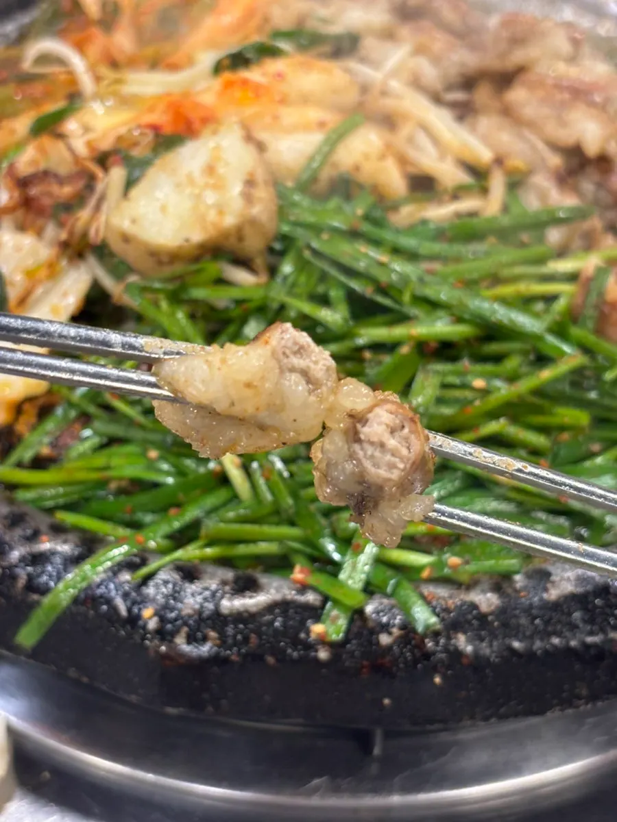 Gopchang dipped in minari pickled garlic sauce