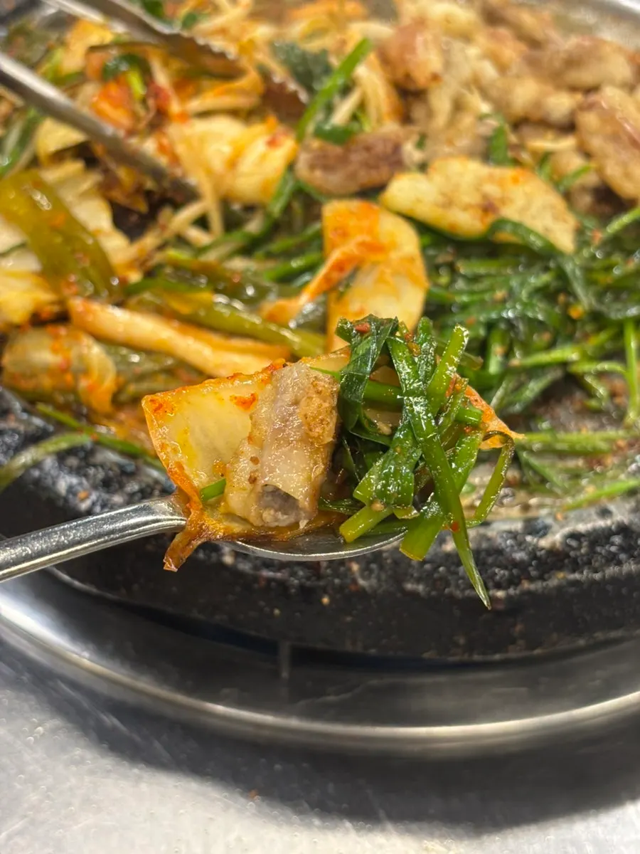 Grilled green onion kimchi paired with gopchang