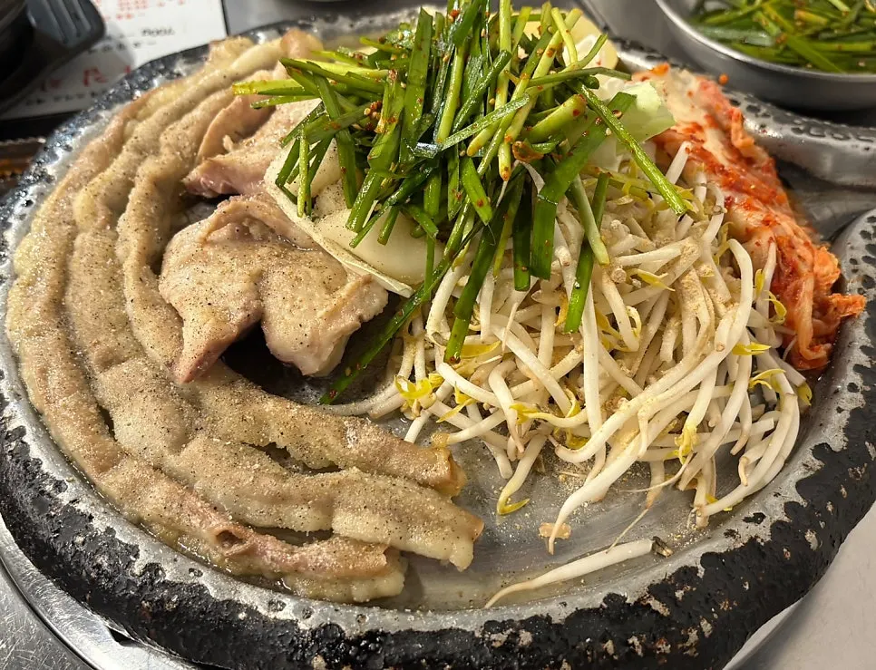 세팅된 밑반찬과 불판 테이블