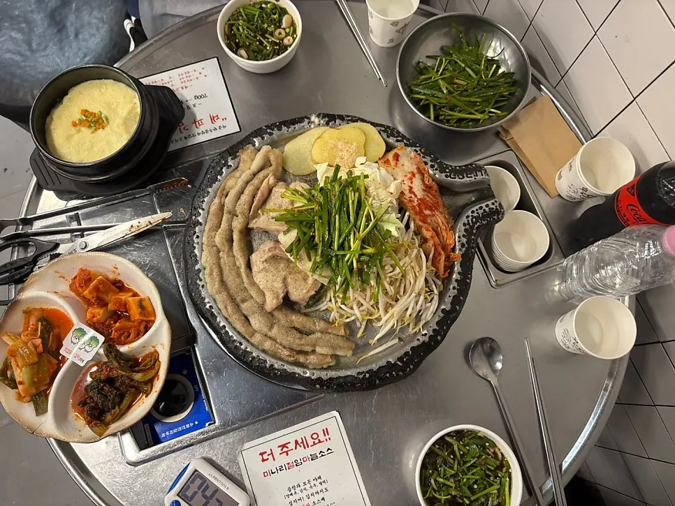 곱창 2인분과 막창 1인분 상차림 항공샷