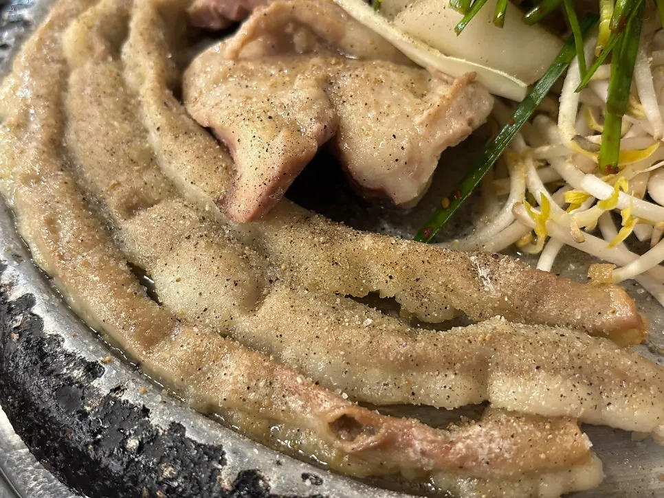 타이머와 함께 불판에 올려진 곱창 막창