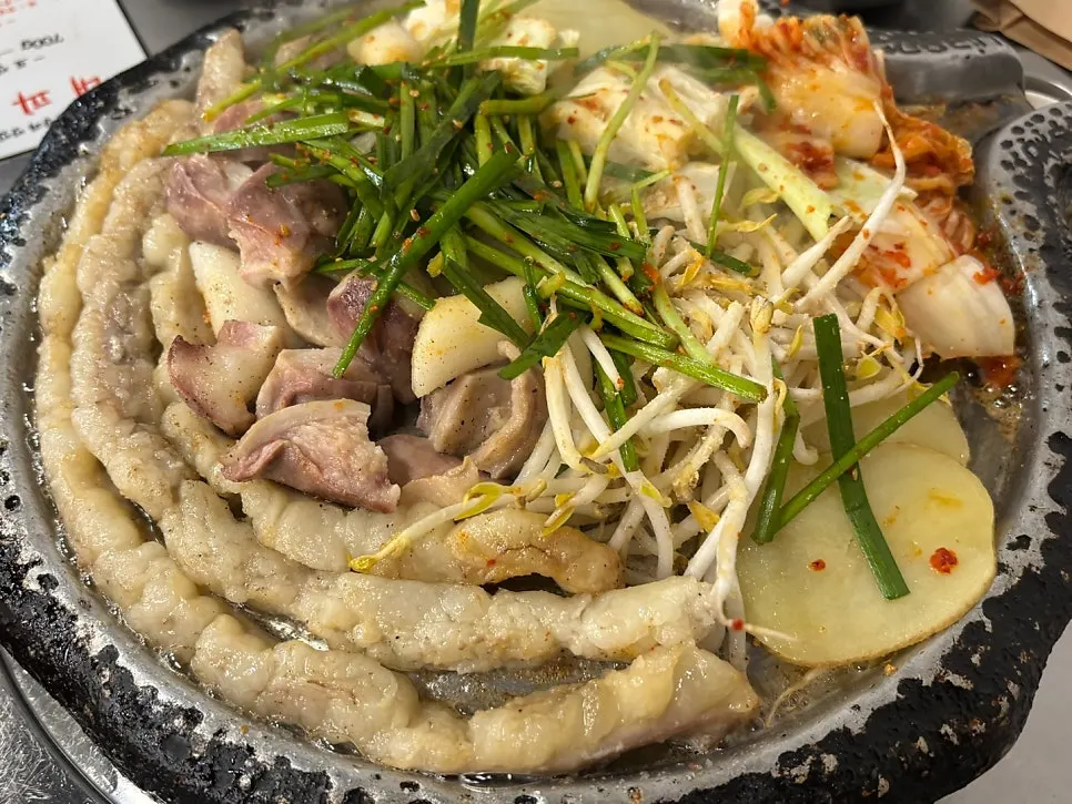 시즈닝이 뿌려진 생곱창과 막창 클로즈업