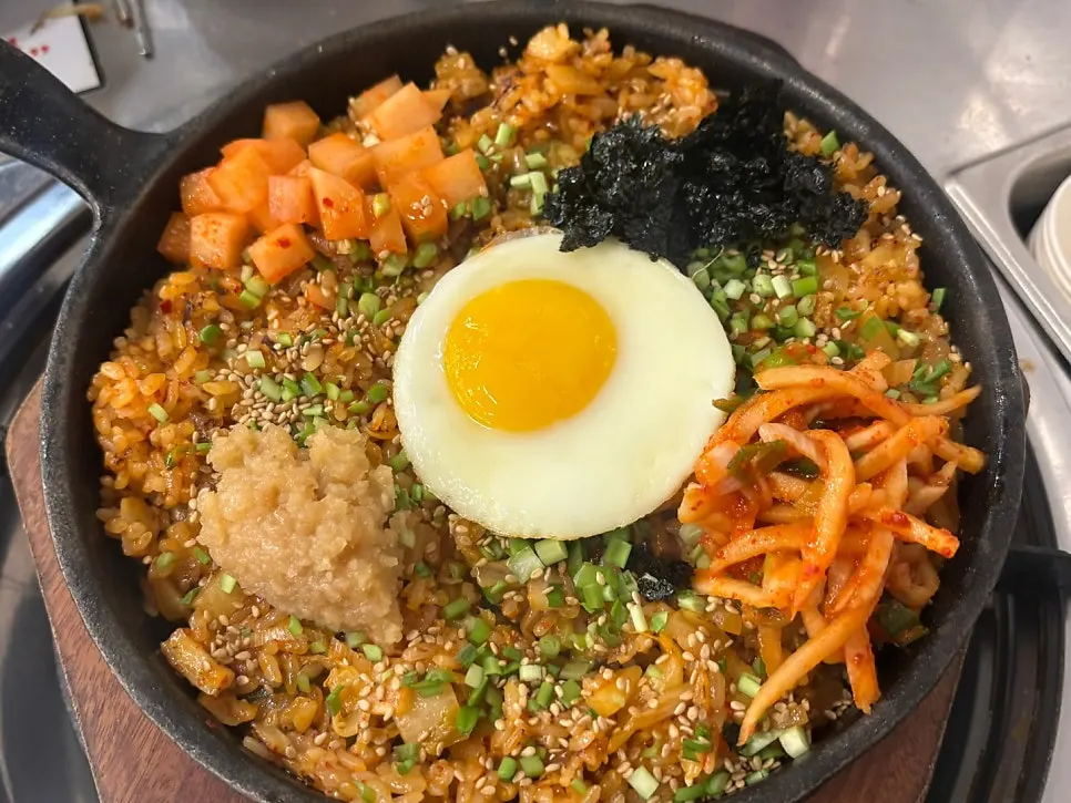 불판에 구워진 떡과 감자 구이