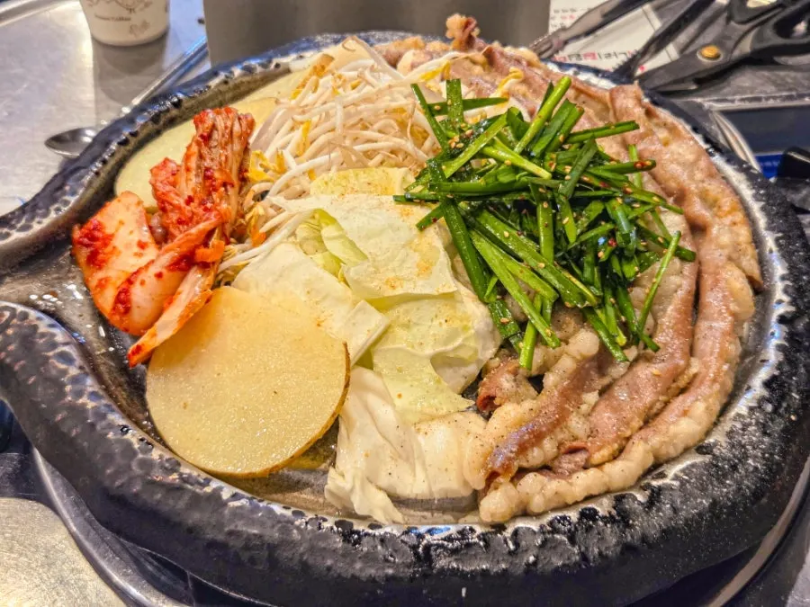 불판에 올라간 한우곱창 3인분