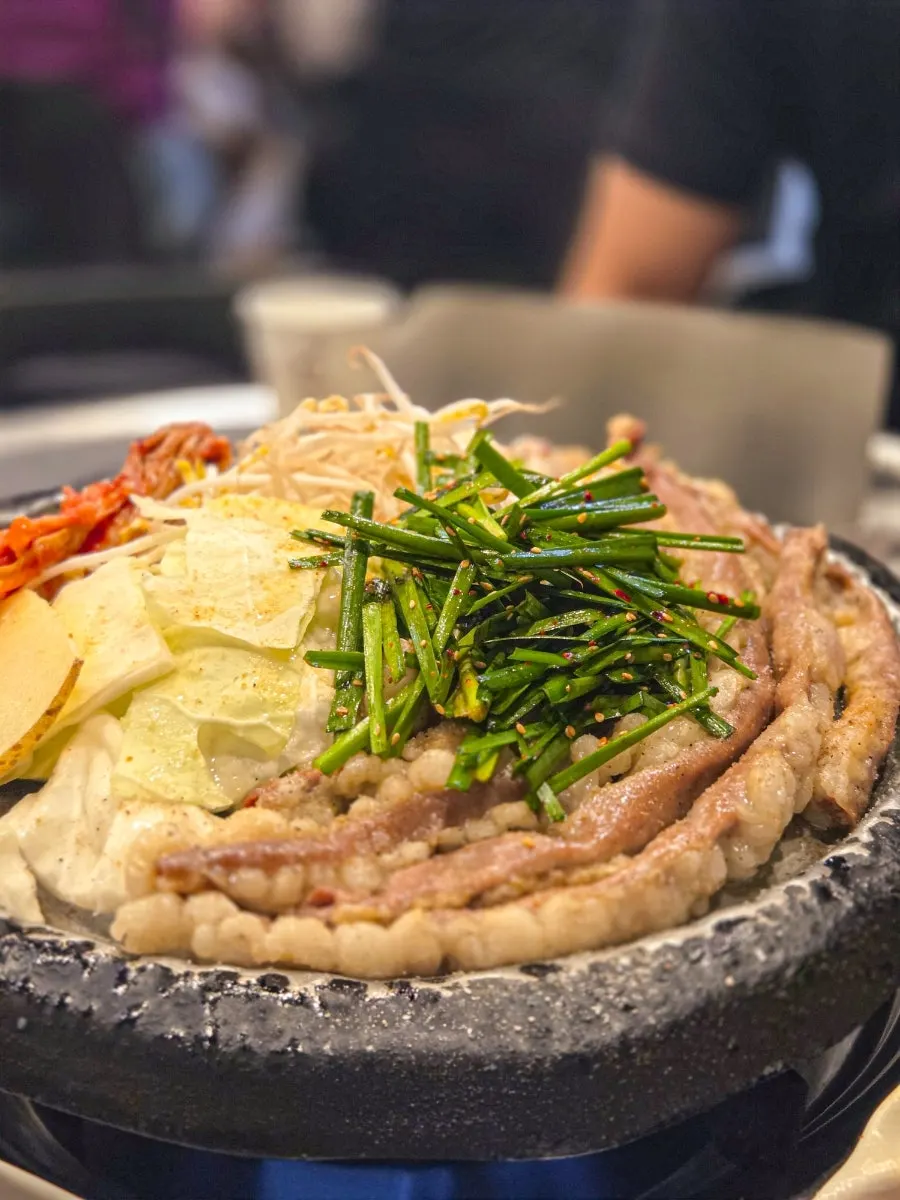 생곱창과 야채가 올려진 불판