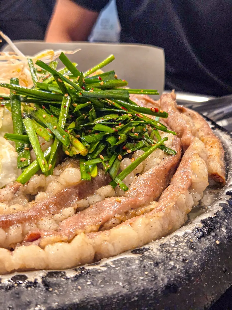 푸짐하게 올려진 한우곱창 클로즈업